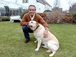 Jacky Ickx, 60 ans, avec son chien Ralf chez lui en Belgique